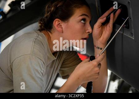 8 agosto 2019 - Ali al Salem Air base, Kuwait - Senior Airman Tayler Pearson, 386th Expeditionary Aircraft Maintenance Squadron assistette il capo dell'equipaggio dedicato, dimostra una tecnica per la sistemazione di un'ala m2-9 Reaper presso la Ali al Salem Air base, Kuwait, 8 agosto 2019. Durante la dimostrazione, la leadership dell'ala ha appreso il modo corretto di vedere e guidare l'installazione dell'ala, che richiede movimenti precisi in tutte le direzioni per allineare correttamente le ali al corpo dell'aereo. (Immagine di credito: © US Air Force/ZUMA Wire/ZUMAPRESS.com) Foto Stock