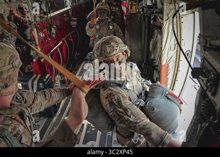 8 agosto 2019 - Italia - i paracadutisti dell'esercito statunitense assegnati al 54th Brigade Engineer Battalion, la 173rd Airborne Brigade partecipano ad un'operazione aerea sulla Frida Drop zone nell'Italia nord-orientale, 8 agosto 2019. La 173rd Airborne Brigade è la forza di risposta alle emergenze dell'esercito statunitense in Europa, in grado di proiettare forze pronte ovunque negli Stati Uniti, in Europa, in Africa o nelle aree di responsabilità dei comandi centrali. (Immagine di credito: © US Army/ZUMA Wire/ZUMAPRESS.com) Foto Stock
