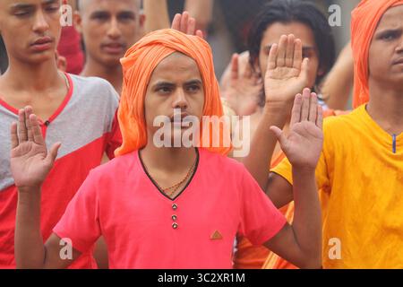 Agosto 15, 2019, Kathmandu, Nepal: giovani sacerdoti indù eseguire rituali durante il festival..L'Janai Purnima Festival è anche noto come il filetto sacred festa durante la quale gli uomini indù, specialmente il Brahmans e Chettris, eseguire la loro annuale modifica di Janai, un giallo cotone stringa indossato sul torace o legato attorno al polso per la protezione e la purificazione. (Credito Immagine: © Sunil Pradhan/SOPA immagini via ZUMA filo) Foto Stock