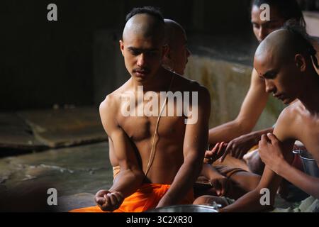 Agosto 15, 2019, Kathmandu, Nepal: giovani sacerdoti indù eseguire rituali durante il festival..L'Janai Purnima Festival è anche noto come il filetto sacred festa durante la quale gli uomini indù, specialmente il Brahmans e Chettris, eseguire la loro annuale modifica di Janai, un giallo cotone stringa indossato sul torace o legato attorno al polso per la protezione e la purificazione. (Credito Immagine: © Sunil Pradhan/SOPA immagini via ZUMA filo) Foto Stock