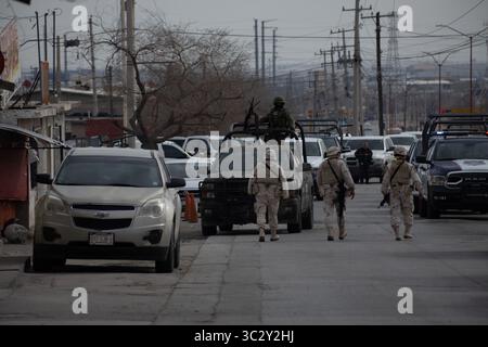 Le forze armate pattugliano Ciudad Juarez tra la crescente violenza delle bande. Foto Stock