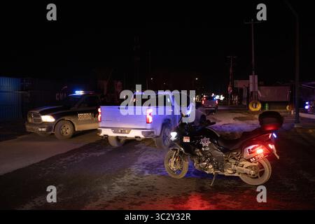 Le forze di sicurezza intensificano le pattuglie a Ciudad Juarez in mezzo alla crescente violenza urbana. Foto Stock