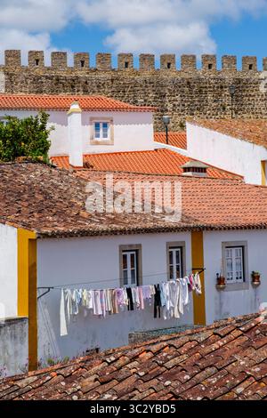 Città medievale di Óbidos, case di villaggio e mura del castello, Portogallo Foto Stock