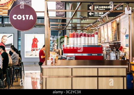 4 agosto 2019, Shanghai, Cina: Clienti visti presso la multinazionale britannica Costa Coffee store all'aeroporto internazionale di Shanghai Hongqiao. (Immagine di credito: © Alex Tai/SOPA Images via ZUMA Wire) Foto Stock