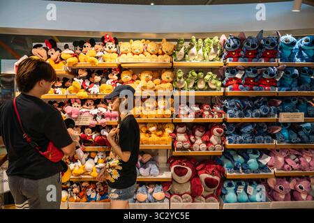 4 agosto 2019, Shanghai, Cina: I clienti hanno visto fare shopping in un negozio del Disney Resort di Shanghai all'Aeroporto Internazionale di Shanghai Hongqiao. (Immagine di credito: © Alex Tai/SOPA Images via ZUMA Wire) Foto Stock
