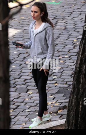 19 agosto 2019, Parigi, Francia: Lily Collins sul set di "Emily in Paris" a Parigi, Francia..featuring: Lily Collins.Where: Paris, France.When: 19 agosto 2019.Credit: >..**DISPONIBILE SOLO PER GLI Stati Uniti* (Credit Image: © DMI/WENN via ZUMA Press) Foto Stock