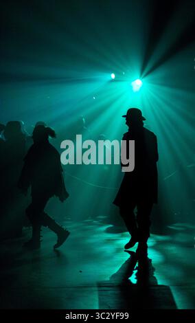 3 agosto 2019, Long Beach, California, Stati Uniti: I partecipanti al Midsummer Scream horror Convention camminano attraverso una sala piena di foschia. (Immagine di credito: © David Barak/ZUMA Wire) Foto Stock