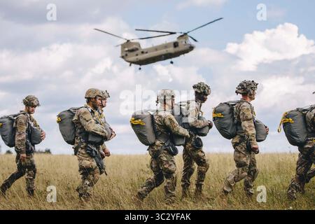 14 agosto 2019 - Germania - i paracadutisti dell'Esercito degli Stati Uniti assegnati al 1st Squadron, 91st Cavalry Regiment, 173rd Airborne Brigade eseguono un salto di abilità aviotrasportata sopra la Bunker Drop zone nella Grafenwoehr Training area, 14 agosto 2019. I salti di abilità in volo consentono ai paracadutisti di sperimentare continuamente operazioni aviotrasportate e si basano su tecniche consolidate che aggiornano la loro memoria e mantengono la prontezza al combattimento. (Immagine di credito: © U.S. Army/ZUMA Wire/ZUMAPRESS.com) Foto Stock