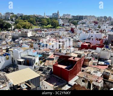 Vista dal Dar Noor Café di Tangeri, uno scorcio aereo dei tetti a strati della vecchia medina che incontra l'ascesa dello skyline della città moderna. 10 giugno 2024 Foto Stock