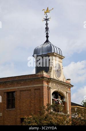 17 agosto 2019, Dearborn, Michigan, Stati Uniti: 17 agosto 2019, Dearborn, Michigan, Stati Uniti; una torre dell'orologio nel Greenfield Village è un museo di storia con edifici d'epoca e luoghi storici che sono stati trasferiti come il centro di ricerca Menlo Park di Thomas Edison e il negozio di biciclette Wright Brothers e casa tutto in un campus creato dal magnate dell'automobile Henry Ford e aperto per la prima volta nel 1929 a Dearborn, Michigan. (Immagine di credito: © Ralph Lauer/ZUMA Wire) Foto Stock