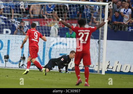 24 agosto 2019, Gelsenkirchen, Germania: Robert Lewandowski del Bayern Muenchen festeggia dopo aver segnato un gol durante la partita di Bundesliga tra FC Schalke 04 e FC Bayern Muenchen alla Veltins-Arena di Gelsenkirchen. (Immagine di credito: © Osama Faisal/SOPA Images via ZUMA Wire) Foto Stock