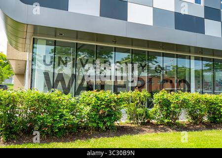 L'insegna della finestra della Public University of Waterloo (UW) è visibile all'ingresso del campus a Stratford, Ontario. Foto Stock