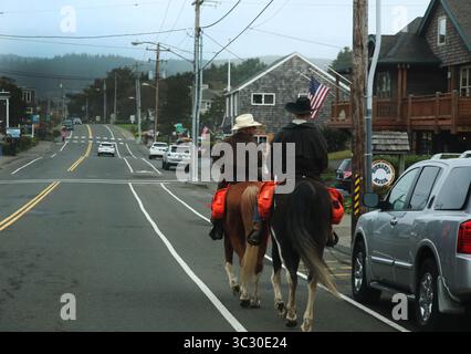 3 novembre 2018 - Cannon Beach, Oregon, Stati Uniti - è una piccola città nella contea di Clatsop. Due uomini cavalcano a cavallo sulla strada principale. (Immagine di credito: © Katrina Kochneva/ZUMA Wire). Foto Stock