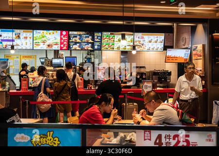 25 agosto 2019, Shanghai, Cina: Clienti presso un ristorante Burger King di Shanghai. (Immagine di credito: © Alex Tai/SOPA Images via ZUMA Wire) Foto Stock