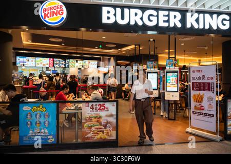 25 agosto 2019, Shanghai, Cina: Clienti presso un ristorante Burger King di Shanghai. (Immagine di credito: © Alex Tai/SOPA Images via ZUMA Wire) Foto Stock