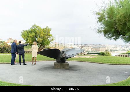 24 agosto 2019, Biarritz, Francia: Il presidente degli Stati Uniti Donald Trump con il presidente francese Emmanuel Macron mentre prendono in considerazione la vista all'arrivo al G7 LeadersÂ€™ cena al faro di Biarritz 24 agosto 2019 a Biarritz, Francia. Da sinistra a destra sono presenti: La First Lady statunitense Melania Trump, il presidente degli Stati Uniti Donald Trump, il presidente francese Emmanuel Macron e la First Lady francese Brigitte Macron. (Immagine di credito: © Shealah Craighead via ZUMA Wire) Foto Stock