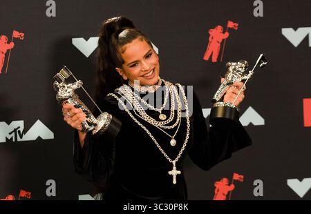 26 agosto 2019, Newark, New Jersey, Stati Uniti: NEWARK, NEW JERSEY - AGOSTO 26: Rosalia posa con premi nella sala stampa durante gli MTV Video Music Awards 2019 al Prudential Center il 26 agosto 2019 a Newark, New Jersey. Foto: Jeremy Smith/imageSPACE (immagine di credito: © Imagespace via ZUMA Wire) Foto Stock