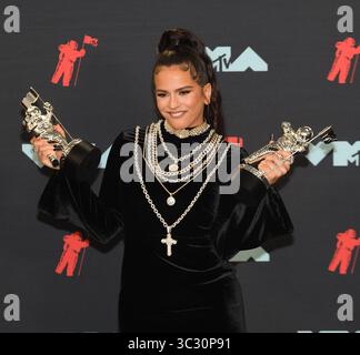 26 agosto 2019, Newark, New Jersey, Stati Uniti: NEWARK, NEW JERSEY - AGOSTO 26: Rosalia posa con premi nella sala stampa durante gli MTV Video Music Awards 2019 al Prudential Center il 26 agosto 2019 a Newark, New Jersey. Foto: Jeremy Smith/imageSPACE (immagine di credito: © Imagespace via ZUMA Wire) Foto Stock