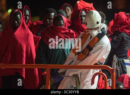 29 agosto 2019, Malaga, Spagna: I migranti sono visti in piedi su una nave di salvataggio mentre aspettano di sbarcare dopo il loro arrivo al porto di Malaga. Il servizio di soccorso marittimo spagnolo ha salvato un totale di 132 migranti a bordo di un gommone che attraversava il mare di Alboran e li ha portati al porto di Malaga, dove sono stati assistiti dalla Croce Rossa spagnola. Più di 200 migranti sono stati salvati nelle ultime ore dal servizio di soccorso spagnolo e dalle autorità marocchine. (Immagine di credito: © Jesus Merida/SOPA Images via ZUMA Wire) Foto Stock