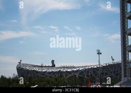 Beijing 2008 Olympic Bird's Nest Stadium con Flaming Cauldron sotto Blue Sky Foto Stock