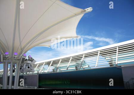 Soffitto a membrana e illuminazione da palcoscenico a Pechino 2008 Olympic Venue sotto il cielo azzurro trasparente Foto Stock