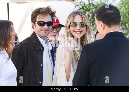 Cannes, Francia. 18 maggio 2025. Robert Pattinson e Jennifer Lawrence arrivano alla photocall di Die My Love durante il 78° Festival di Cannes, in Francia, il 18 maggio 2025 (foto di Alessandro Bremec/NurPhoto). Crediti: NurPhoto SRL/Alamy Live News Foto Stock