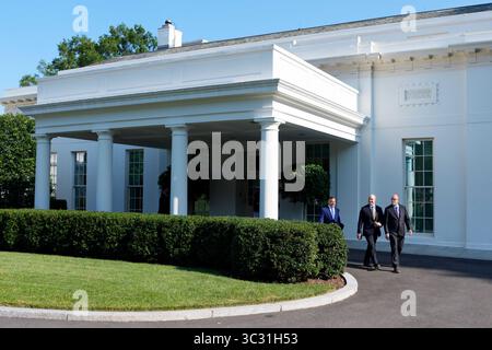 Washington, Stati Uniti. 24 luglio 2025. James Blair, vice capo di stato maggiore per gli affari legislativi, politici e pubblici, Russell Vought, direttore, Office of Management and budget (OMB) e Bill Pulte, direttore della Federal Housing Finance Agency, arrivano giovedì 24 luglio a pronunciare osservazioni ai media al di fuori dell’ala ovest della Casa Bianca a Washington, DC, USA, 2025. foto di Aaron Schwartz/Pool via CNP/ABACAPRESS.COM credito: abaca Press/Alamy Live News Foto Stock