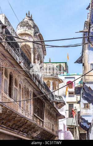 Vista sulla strada di un vecchio Haveli a Pushkar, Rajasthan, India Foto Stock