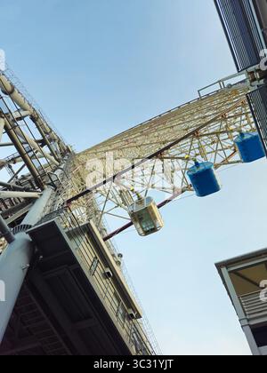 Tempozan Ferris Wheel Steel Framework e Blue Gondolas, porto di Osaka Foto Stock