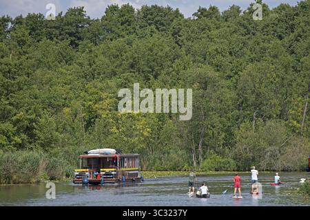 Casa galleggiante, canoa, stand-up paddle, canale tra Mirower SEE e Zotzensee, distretto dei laghi di Meclemburgo, Meclemburgo-Vorpommern, Germania Foto Stock