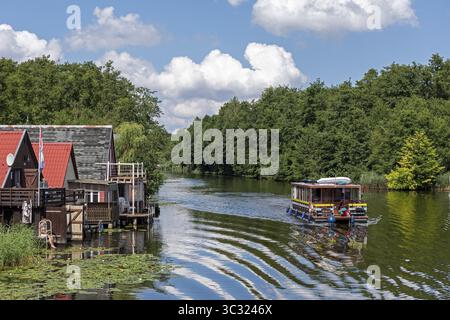 Casa galleggiante, case per le vacanze sul canale tra Mirower SEE e Zotzensee, Mirow, distretto dei laghi di Meclemburgo, Meclemburgo-Vorpommern, Germania Foto Stock