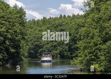 Casa galleggiante, canale tra Mirower SEE e Zotzensee, distretto dei laghi di Meclemburgo, Meclemburgo-Vorpommern, Germania Foto Stock