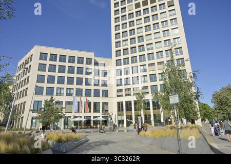Alto edificio, HOWOGE Housing Association, Stefan-Heym-Platz, Lichtenberg, Berlino, Germania Foto Stock