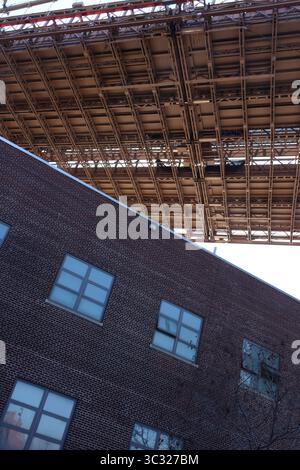 sotto il ponte di brooklyn Foto Stock