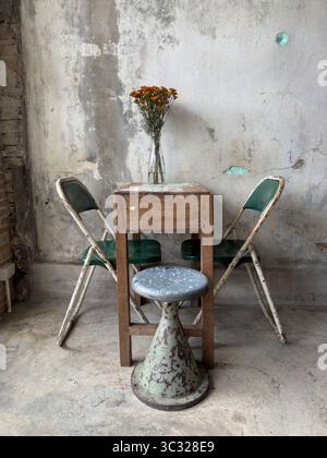 Vivace caffetteria e negozio interno in Thailandia, con pareti a vista e mobili in legno. Foto Stock