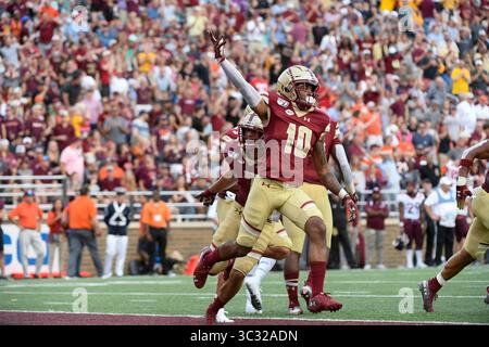 31 agosto 2019: Il defensive back dei Boston College Eagles Brandon Sebastian (10) celebra un intercetto durante la partita di Division 1 della NCAA tra i Virginia Tech Hokies e i Boston College Eagles tenutasi all'Alumni Stadium di Chestnut Hill, Massachusetts. Il Boston College sconfigge Virginia Tech 35-28. Eric Canha/CSM(immagine di credito: &Copy; Eric Canha/CSM tramite cavo ZUMA) Foto Stock