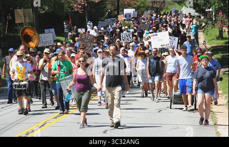 31 agosto 2019, Stati Uniti: Centinaia di persone marciano a Hillsborough, N.C., contro la supremazia bianca 31 agosto 2019. La marcia seguì ripetute visite al centro di Hillsborough da una manciata di persone che portavano bandiere confederate e da circa 20 membri del Ku Klux Klan e dei loro sostenitori, molti in abiti incappucciati, il 24 agosto 2019. (Immagine di credito: © TNS via cavo ZUMA) Foto Stock