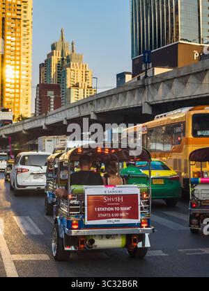 Bangkok, Tailandia, 7 aprile 2024, nel tardo pomeriggio, la luce solare ad angolo basso si riflette casualmente sugli edifici alti e sul traffico intenso sottostante, durante l'ora di punta. Foto Stock