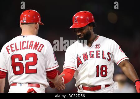 31 agosto 2019: Brian Goodwin (18), allenatore dei Los Angeles Angels, lascia i Los Angeles Angels e si aggira sul campo esterno dei Los Angeles Angels, Jesus Feliciano (62) dopo aver battuto due punti durante la partita tra i Boston Red Sox e i Los Angeles Angels of Anaheim all'Angel Stadium di Anaheim, CA, (foto di Peter Joneleit, Cal Sport Media) (Credit Image: &Copy; Peter Joneleit/CSM via ZUMA Wire) Foto Stock