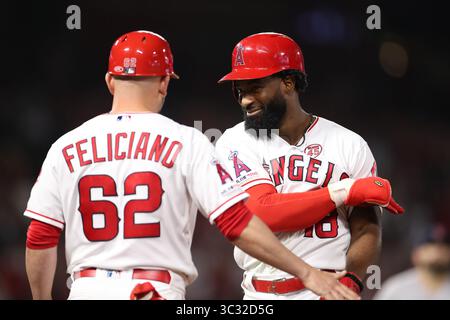 31 agosto 2019: Brian Goodwin (18), allenatore dei Los Angeles Angels, lascia i Los Angeles Angels e si aggira sul campo esterno dei Los Angeles Angels, Jesus Feliciano (62) dopo aver battuto due punti durante la partita tra i Boston Red Sox e i Los Angeles Angels of Anaheim all'Angel Stadium di Anaheim, CA, (foto di Peter Joneleit, Cal Sport Media) (Credit Image: &Copy; Peter Joneleit/CSM via ZUMA Wire) Foto Stock