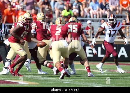 31 agosto 2019; Chestnut Hill, Massachusetts, USA; il quarterback dei Boston College Eagles Anthony Brown (13) passa al running back dei Boston College Eagles AJ Dillon (2) durante la partita di football NCAA tra Virginia Tech Hokies e Boston College Eagles all'Alumni Stadium. Anthony Nesmith/CSM(immagine di credito: &Copy; Anthony Nesmith/CSM tramite cavo ZUMA) Foto Stock