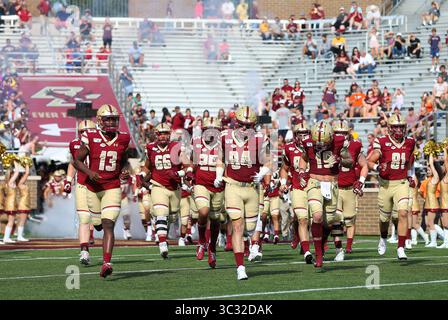 31 agosto 2019; Chestnut Hill, Massachusetts, USA; i giocatori dei Boston College Eagles giocano in campo prima della partita di football NCAA contro i Virginia Tech Hokies all'Alumni Stadium. Anthony Nesmith/CSM(immagine di credito: &Copy; Anthony Nesmith/CSM tramite cavo ZUMA) Foto Stock