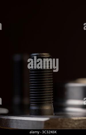 un nuovo mozzo ruota per auto come pezzo di ricambio per sostituire un mozzo usurato, parti del mozzo per autovetture per riparare i malfunzionamenti, primo piano dei pezzi di ricambio per auto Foto Stock