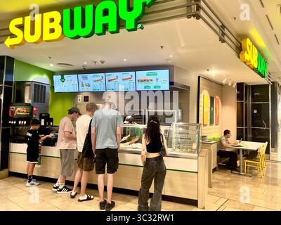 Clienti del fast food Subway, negozio di sandwich all'interno di un centro commerciale a Sofia, Bulgaria, Europa dell'Est, Balcani, UE Foto Stock