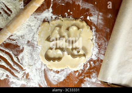Taglierine per biscotti di Halloween con impasto di zucchero fresco arrotolato Foto Stock