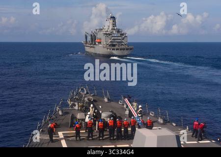 27 agosto 2019 - in mare - l'oliatore di rifornimento della flotta USNS Pecos (T-AO 197) si avvicina a fianco del cacciatorpediniere missilistico guidato classe Arleigh Burke USS Wayne E. Meyer (DDG 108) in preparazione di un rifornimento in mare. Wayne E. Meyer è schierato nella 7th Fleet area di operazioni a sostegno della sicurezza e della stabilità nella regione Indo-Pacifico. (Immagine di credito: © U.S. Navy/ZUMA Wire/ZUMAPRESS.com) Foto Stock