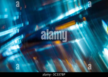 Vivace sfocatura di movimento astratto con strisce luminose blu e arancione Foto Stock