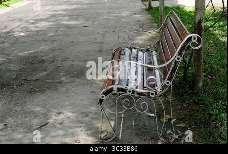 Primo piano della panchina nel parco Foto Stock