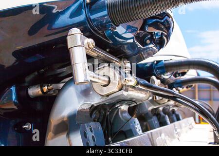 Meccanismi di sollevamento sui motori fuoribordo a poppa dell'imbarcazione. Ascensore sullo specchio di poppa sui motori fuoribordo di una barca a motore. Foto Stock