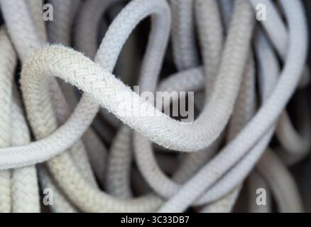 Corda bianca su una barca a vela da vicino. Foto Stock